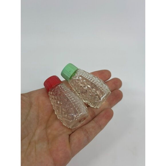 VTG Diamond-Cut Mini Glass Salt & Pepper Shakers With Red Green Lids 1950's - Picture 3 of 7